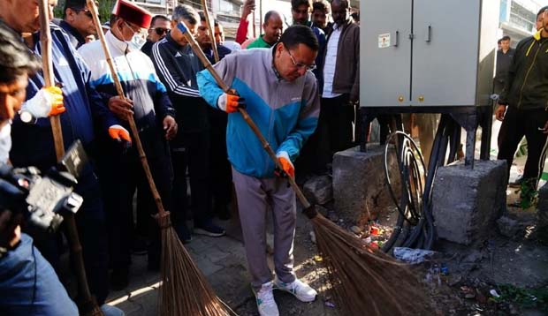 CM Dhami ने उठाया झाड़ू, दिया स्वच्छता का संदेश |Click कर पढ़िये पूरी News