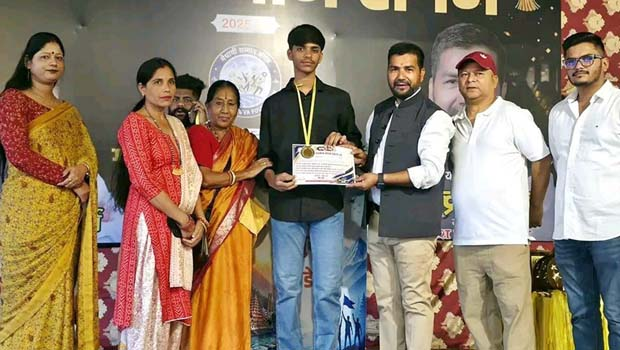 Uttarakhand News…..मेधावी सम्मान संगम के मंच पर सम्मानित हुए मेधावी छात्र|Click कर पढ़िये पूरी News