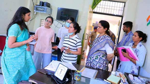 Pauri News…CHC सतपुली में अव्यवस्थाओं पर DM सख्त|Click कर पढ़िये पूरी News