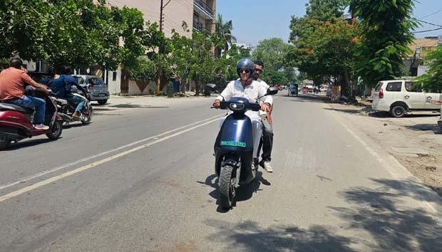 Electric Scooty से कार्यक्रमों में पहुंचे विधायक अग्रवाल|Click कर पढ़िये पूरी News