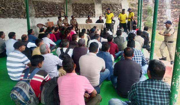 Tehri Garhwal News… ग्राम प्रहरियों को दिया आपदा प्रबंधन प्रशिक्षण|Click कर पढ़िये पूरी News