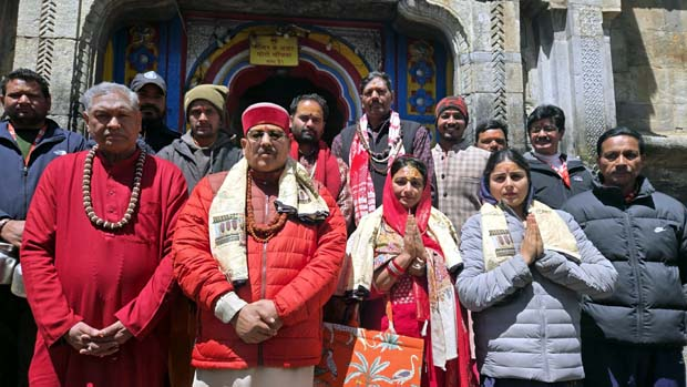 Doon News…पर्यटन मंत्री सतपाल महाराज ने किए बदरी-केदार के दर्शन|Click कर पढ़िये पूरी News
