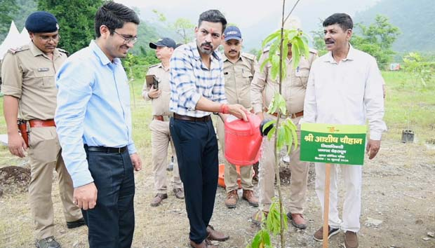 Dehradun Samachar.. संतुलित पर्यावरण के लिए जरूरी हैं पेड़ः DM|Click कर पढ़िये पूरी News