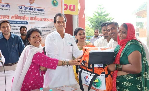 Rishikesh News… श्रमिकों को स्वास्थ्य, शिक्षा व पोषण किट वितरित|Click कर पढ़िये पूरी News