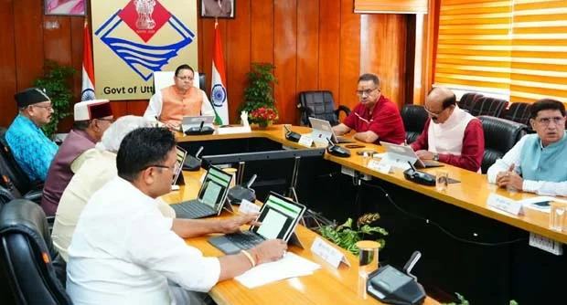 Uttarakhand News…युद्धस्तर पर शुरू करें सड़कों की रिपेयरिंगः CM|Click कर पढ़िये पूरी News