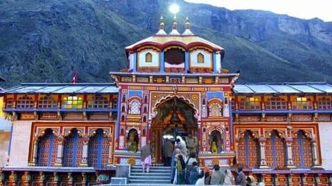 Uttarakhand News…पर्यटन से रोजगार और आर्थिक विकास की नई राह: वेलनेस, योग, पंचकर्म और होम स्टे को मिले विस्तार |Click कर पढ़िये पूरी News