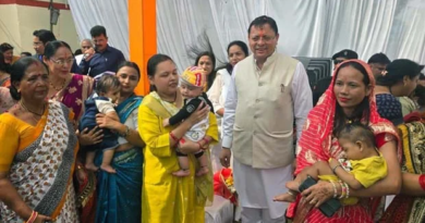 Uttarakhand Samachar….आंगन मिलन में बच्चों संग बैठे धामी, बांटीं पोषण किट |Click कर पढ़िये पूरी News