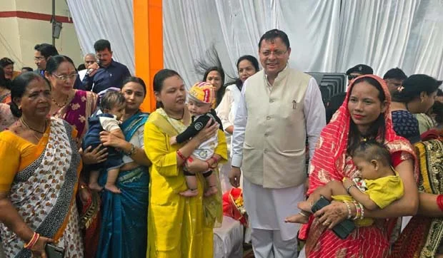 Uttarakhand Samachar….आंगन मिलन में बच्चों संग बैठे धामी, बांटीं पोषण किट |Click कर पढ़िये पूरी News